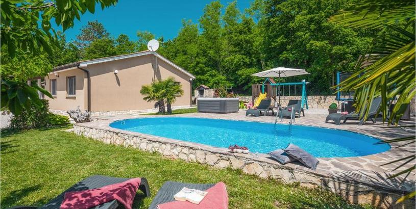 Holiday home Awesome Home In Snasici With 3 Bedrooms, Wifi And Jacuzzi