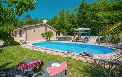 Awesome Home In Snasici With 3 Bedrooms, Wifi And Jacuzzi