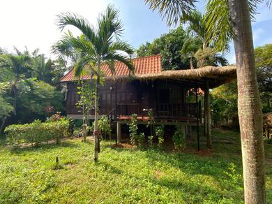 Thai-style Bungalow on Koh Mak Island Cute house with balcony and kitchenette