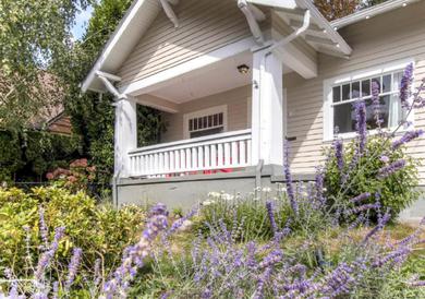 Holiday home 30 Day+ Craftsman; Stroll 2 Food & Downtown!