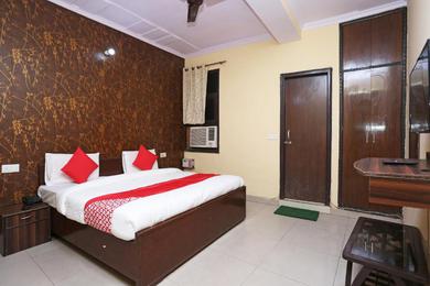Hotel OYO 37262 Akash Guest House