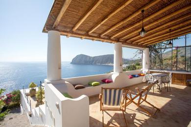 Дом отдыха One bedroom house at Lipari 300 m away from the beach with sea view enclosed garden and wifi