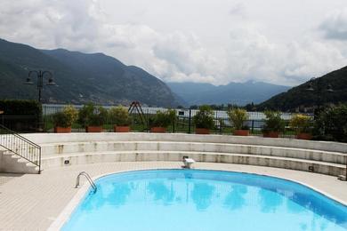 Apartments Residence con piscina Iseo Lake
