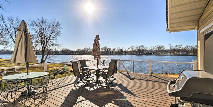 Holiday home Moline Riverfront Cabin with Fire Pit and Kayaks!