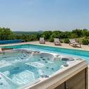 Villa Villa T, spacious with heated pool & jacuzzi