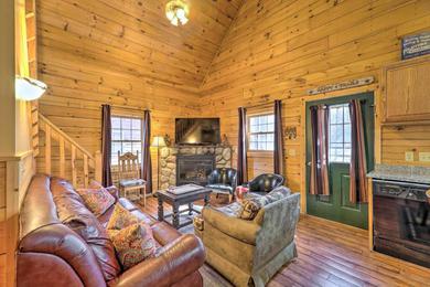 Warm and Woodsy Rothbury Escape with Loft and Porch