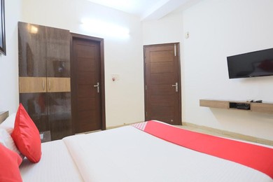 Hotel OYO Guest House Near Kalighat Kali Temple