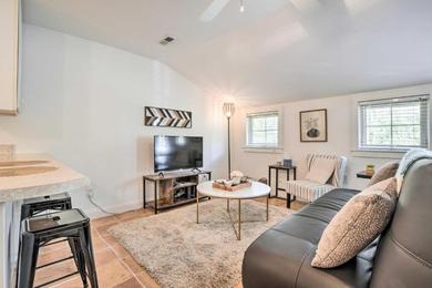 Apartments Modern Chapel Hill Condo Convenient to Hot Spots!