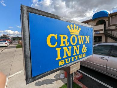 Отель Crown Inn & Suites