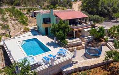 Holiday home Nice Home In Cara With 3 Bedrooms, Wifi And Private Swimming Pool