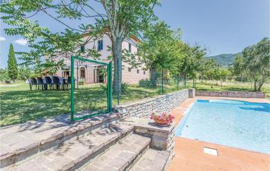 Дом отдыха Awesome home in Arezzo AR with 6 Bedrooms, WiFi and Outdoor swimming pool