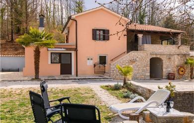 Holiday home Awesome home in Mandalencici with WiFi and 3 Bedrooms