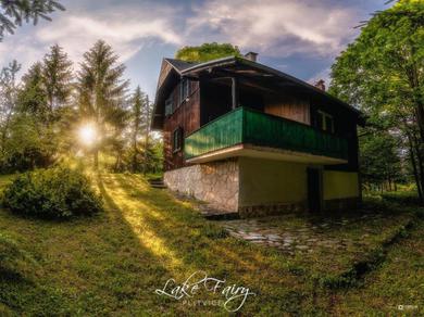 LakeFairy - magical cabin in the woods, walking distance to the waterfalls