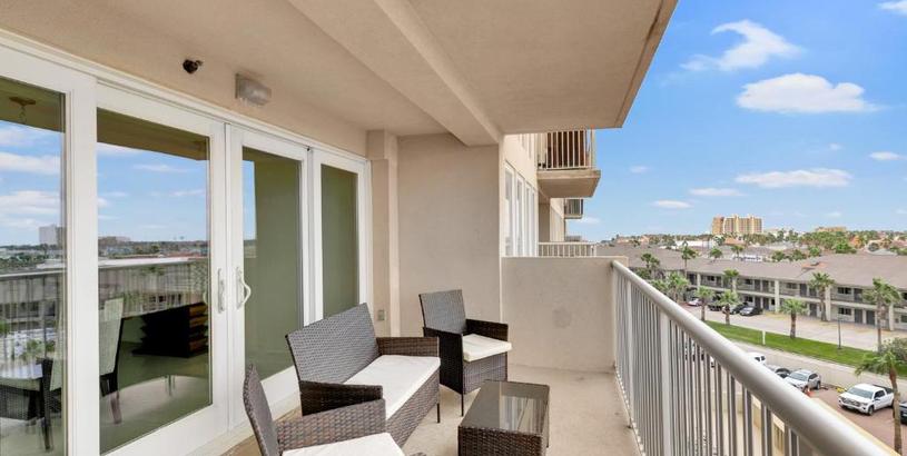 Holiday home Soak up the sun! Spacious Bayview condo, beachfront resort with shared pools & jacuzzi