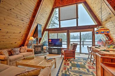 Дом отдыха Lakefront Bolton Alderbrook Chalet with Fire Pit!