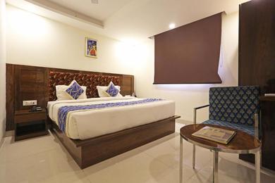 Hotel Emblem Suites- Near Delhi Airport