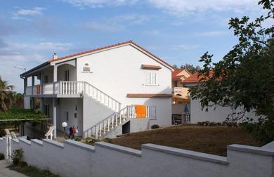 Apartments Ferienwohnung für 8 Personen ca 130 m in Miocic, Dalmatien Norddalmatien