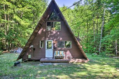 Дом отдыха Quiet A-Frame Cabin on Creek with Private Deck!