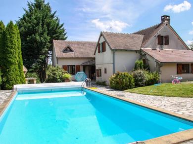 Delightful holiday home with a large private swimming pool perfect for families