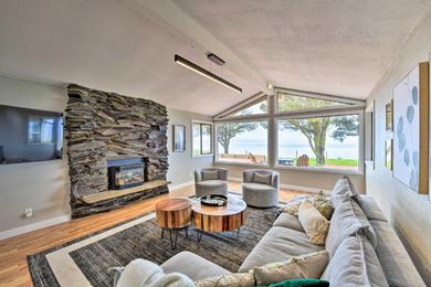 Дом отдыха Chic Oceanfront Retreat with Deck and Mountain Views!