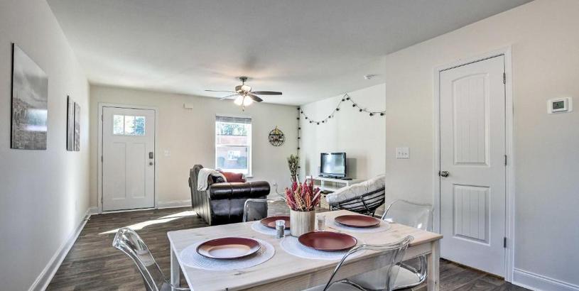 Holiday home Modern Easley Townhome - Walkable Location!