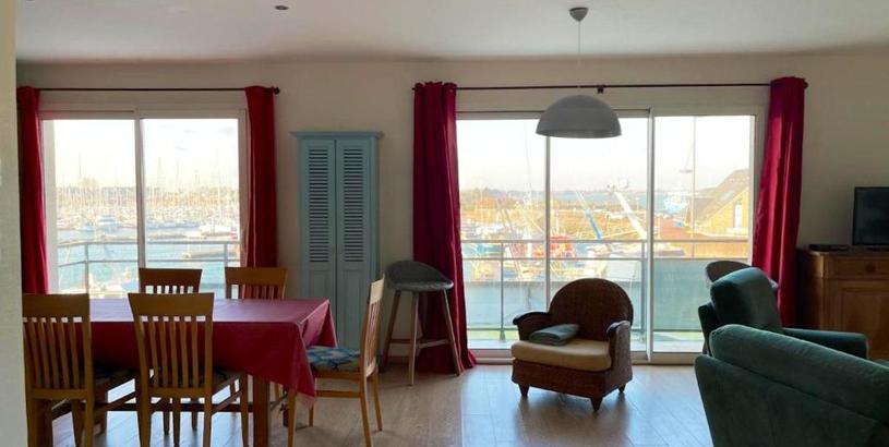 Апартаменты Appartement de 2 chambres a Saint Vaast la Hougue a 100 m de la plage avec vue sur la mer terrasse amenagee et wifi
