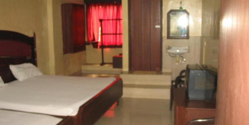 Отель Hotel Sorrento Guest house Anna Nagar East Metro Shenoy Nagar metro budget monthly daily rooms
