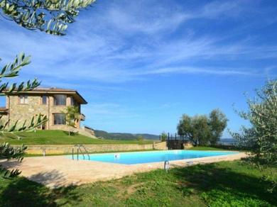 Appealing Holiday Home in Grotte di Castro with Heated Pool