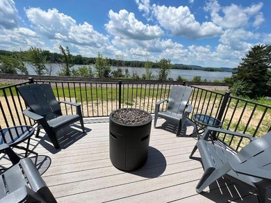 Holiday home Waterfront Loft with HOT TUB, River View!