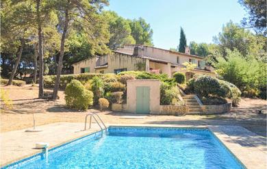Holiday home Beautiful home in La Tour DAigues with 4 Bedrooms, WiFi and Outdoor swimming pool