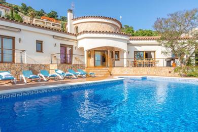 Villa Colina - Stunning panoramic views of the Roses bay Swimming pool and BBQ