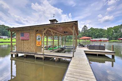 Дом отдыха Lake Sinclair House with Lake Access and Kayaks!
