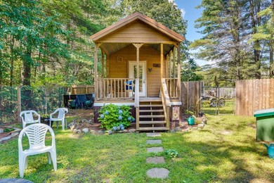 Hotel Mayfield Tiny Home with Porch, Walk to Beaches!