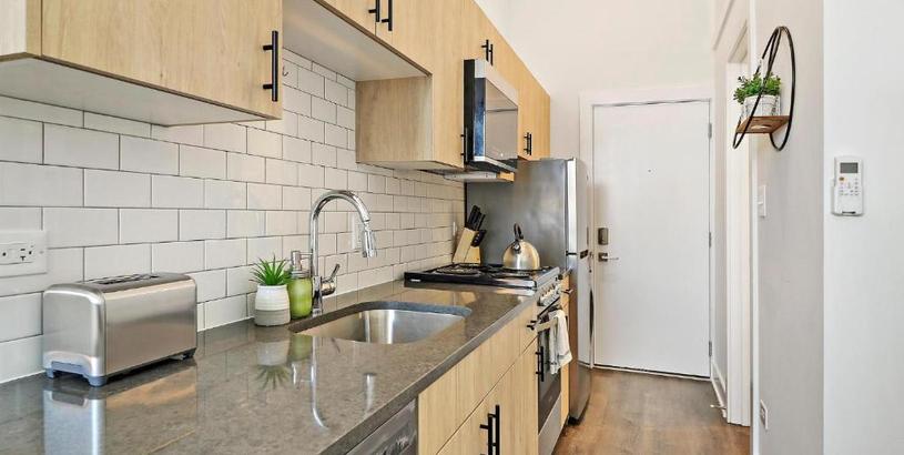Апартаменты Stylish Uptown Studio Apt with a Modern Kitchen - Wilson 418