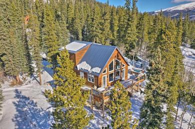 Дом отдыха Private Rocky Mtn Cabin with Hot Tub, 16 Mi to Breck