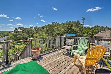 Дом отдыха Charming Home with Rooftop Deck on Lake Travis!