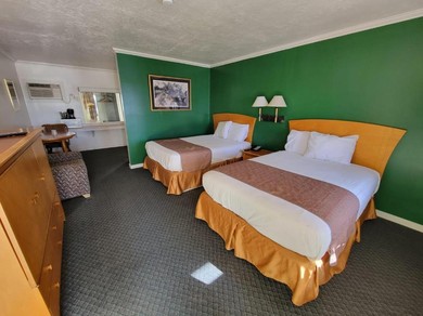 Motel Emerald Inn & Lounge