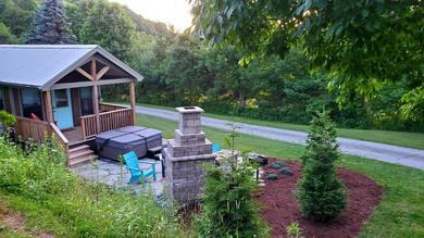 Дом отдыха Tiny House Big Adventures! 399 square ft house in Boone Pet friendly, hot tub, perfect getaway!
