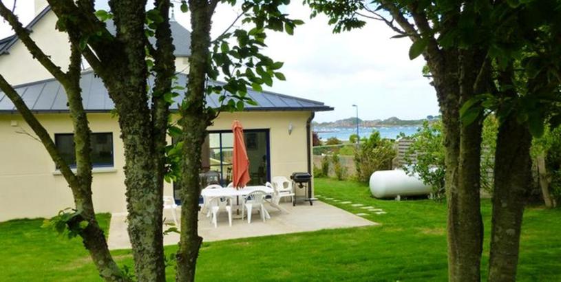 Дом отдыха Maison de 3 chambres avec vue sur la mer jardin clos et wifi a Plougasnou a 1 km de la plage