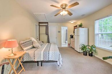 Apartments Cozy Studio with Yard, 6 Miles to Dwtn Beaufort!
