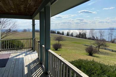 Holiday home Lake House with 360 Views Private Dock and Yard!