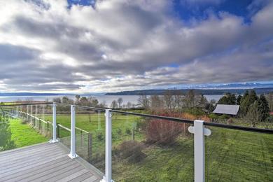 Дом отдыха Breathtaking Port Ludlow Home with Deck and Yard