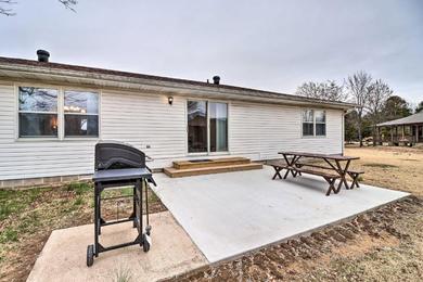 Henderson Home with Patio 1 Mi to Norfork Lake