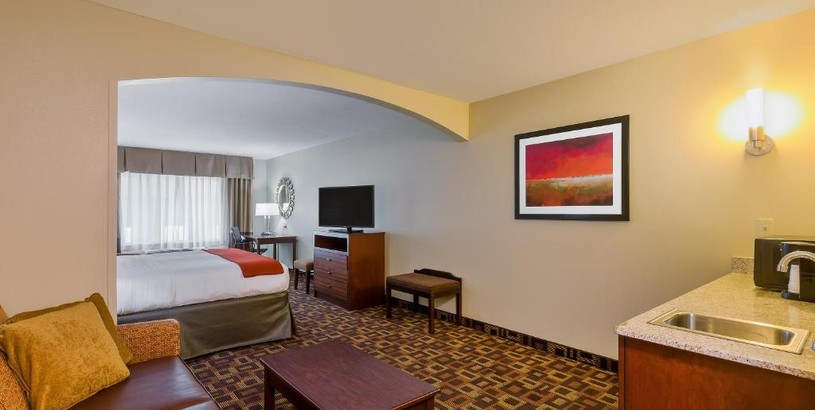 Отель Holiday Inn Express Hotel & Suites Salina, an IHG Hotel