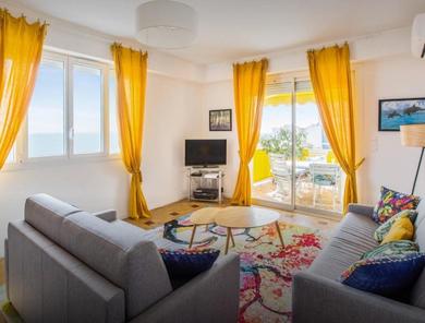 Stunning 2 bed Flat Nice front of the beach Seaview