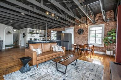 Отель The Loft at 113 - Gateway to the North Texas Hill Country