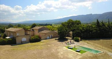 Дом отдыха Maison de 4 chambres a Maubec avec magnifique vue sur la montagne piscine partagee jardin clos