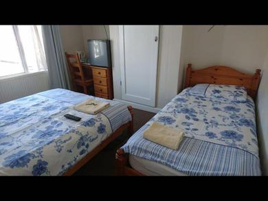 Guest house Room in Guest room - Comfortable Family room with Tv, Free Fast Wifi, Sleeps 4 with 1 Bunk Bed