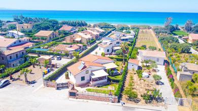 Дом отдыха Case Vacanze Mare Nostrum - Villas in front of the Beach with Pool