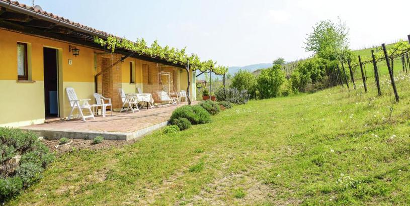 Апартаменты Nice and typical apartment in a farm surrounded by hills and vineyards